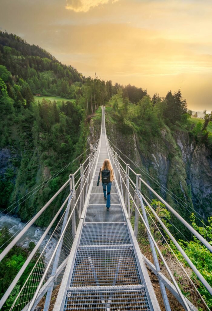 Nur für Schwindelfreie: Die neue Hängebrücke wartet mit einer Spannweite von rund 84 Metern und einer Höhe von etwa 90 Metern auf mutige Wanderer am Isteltrail in Osttirol.