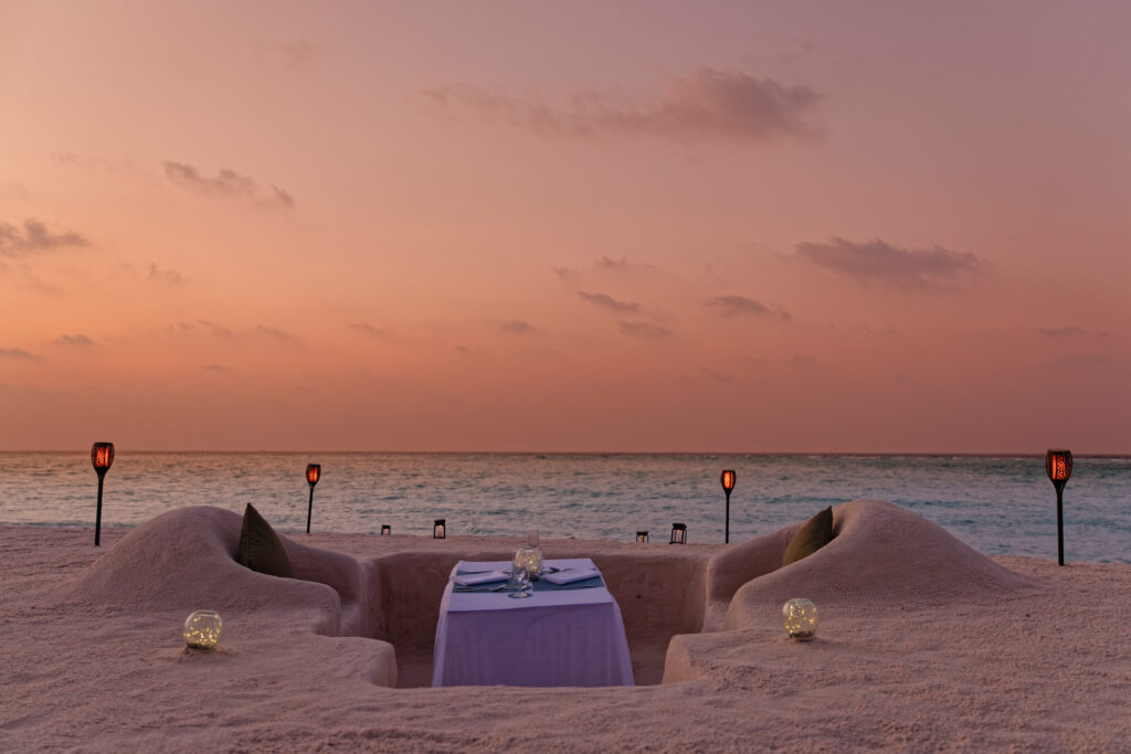 Romantisches Dinner am Strand des Resort