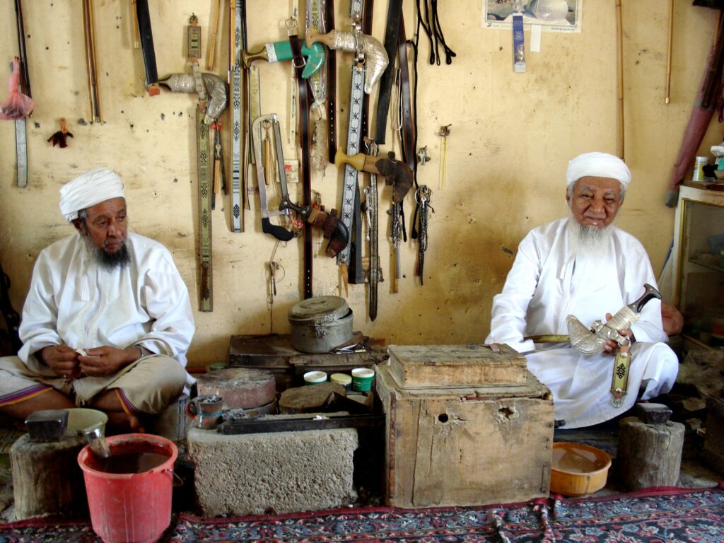 Diese Schmiede fertigen den traditionellen Dolch - den Khanjar.