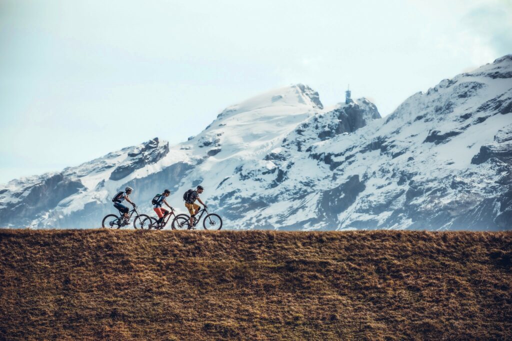 Biken vor schneebedeckten Bergen mit Blick auf den Vierwaldstättersee